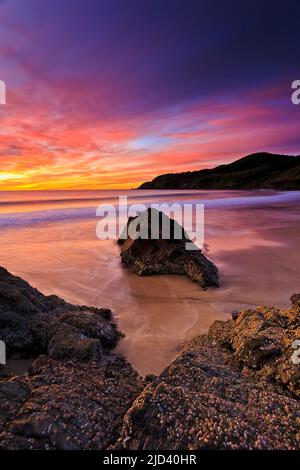 Scenografica spiaggia di Burgess nella città di Forster sulla costa del pacifico australiano all'alba colorata. Foto Stock