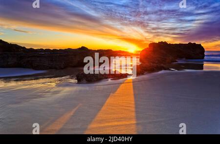 Sfumature sceniche dal sole che sorge e rocce di arenaria erose alla spiaggia di Burgess della città di Forster sulla costa del pacifico Australiano. Foto Stock