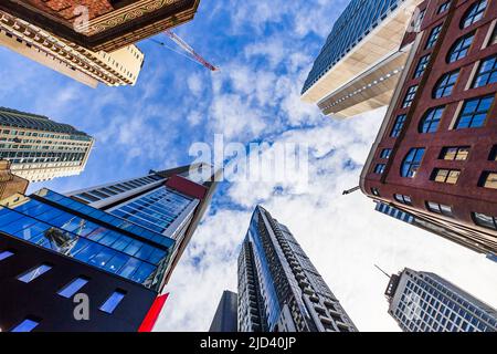 Vista dal basso lungo alti edifici a torre nel CBD del centro di Sydney, contro il cielo blu in una giornata di sole. Foto Stock