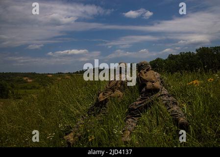 Barracks Marines con Alpha Company e Guard Company ha condotto M240B mitragliatrici antincendio e susseguente squadra di supporto live-Fire presso Marine Corps base Quantico, Va., 15 giugno 2022. La gamma consisteva nell'allenarsi con la mitragliatrice M240B, sopprimendo il fuoco e negando al nemico di stabilire posizioni di fuoco per le risorse di supporto al fuoco. La formazione affina le capacità Marines come una squadra in grado di rispondere a una potenziale crisi o emergenza. (STATI UNITI Foto del corpo marino di CPL. Mark Morales) Foto Stock