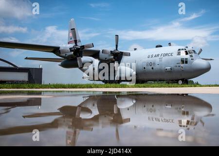 Diversi membri dell'Airlift Wing 179th di Mansfield, Ohio, hanno festeggiato i loro voli finali il 16th giugno 2022 presso l'Airlift Wing 179th di Mansfield, Ohio. La tradizione di volo 'fini' è una tradizione in cui i membri dell'equipaggio vengono calati con acqua dai loro pari, famiglia e amici al termine del volo finale. (STATI UNITI Air Force Foto di staff Sgt. Alexis Wade) Foto Stock