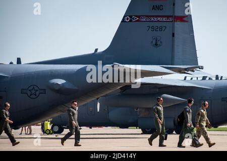 Diversi membri dell'Airlift Wing 179th di Mansfield, Ohio, hanno festeggiato i loro voli finali il 16th giugno 2022 presso l'Airlift Wing 179th di Mansfield, Ohio. La tradizione di volo 'fini' è una tradizione in cui i membri dell'equipaggio vengono calati con acqua dai loro pari, famiglia e amici al termine del volo finale. (STATI UNITI Air Force Foto di staff Sgt. Alexis Wade) Foto Stock