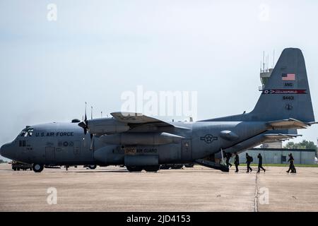 Diversi membri dell'Airlift Wing 179th di Mansfield, Ohio, hanno festeggiato i loro voli finali il 16th giugno 2022 presso l'Airlift Wing 179th di Mansfield, Ohio. La tradizione di volo 'fini' è una tradizione in cui i membri dell'equipaggio vengono calati con acqua dai loro pari, famiglia e amici al termine del volo finale. (STATI UNITI Air Force Foto di staff Sgt. Alexis Wade) Foto Stock