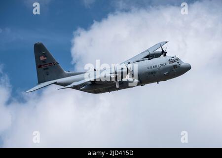 Diversi membri dell'Airlift Wing 179th di Mansfield, Ohio, hanno festeggiato i loro voli finali il 16th giugno 2022 presso l'Airlift Wing 179th di Mansfield, Ohio. La tradizione di volo 'fini' è una tradizione in cui i membri dell'equipaggio vengono calati con acqua dai loro pari, famiglia e amici al termine del volo finale. (STATI UNITI Air Force Foto di staff Sgt. Alexis Wade) Foto Stock