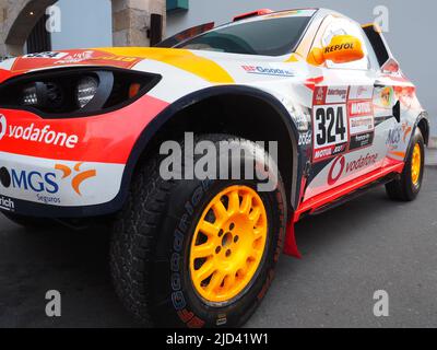 La BMW N° 324 di Isidre Esteve, carrozzella, e Txema Villalobos in occasione della presentazione del Dakar 2019 Repsol Rally Team presso lo Swiss Hotel di Lima. Foto Stock