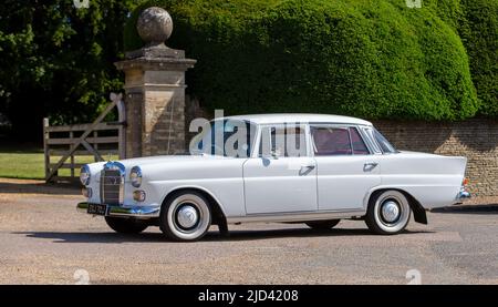 Mercedes 1967 1988cc bianco Foto Stock