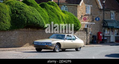 1973 Citroen SM auto classica che attraversa un villaggio inglese Foto Stock