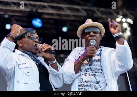 Promenade Park, Maldon, Essex, Regno Unito. 17th Giu 2022. Il festival Soultasia si è svolto a Maldon con i preferiti di anima e R&B, tra cui il Real Thing che prende sul palco per eseguire i loro successi del 1970s e del 1980s Foto Stock