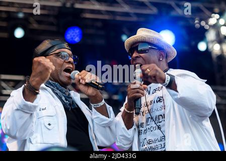 Promenade Park, Maldon, Essex, Regno Unito. 17th Giu 2022. Il festival Soultasia si è svolto a Maldon con i preferiti di anima e R&B, tra cui il Real Thing che prende sul palco per eseguire i loro successi del 1970s e del 1980s Foto Stock