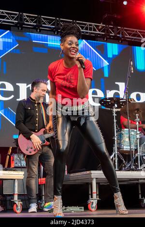 Promenade Park, Maldon, Essex, Regno Unito. 17th Giu 2022. Il festival Soultasia si è svolto a Maldon con i preferiti di anima e R&B, tra cui Sister Sledge, che si è esibito sul palco per eseguire i loro successi del 1970s e del 1980s. Slitta Camille Foto Stock