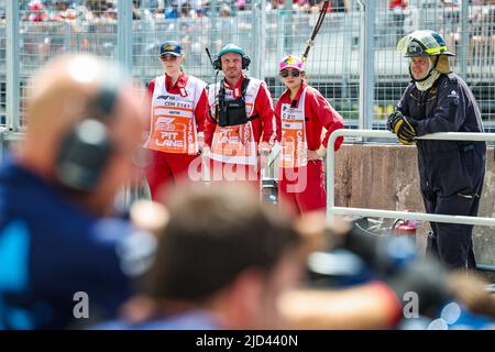 Montreal, Canada. 17th giugno 2022. FIA volontario maresciallo durante la Formula 1 AWS Grand Prix du Canada 2022, 9th round del FIA Formula uno World Championship 2022, sul circuito Gilles Villeneuve, dal 17 al 19 giugno 2022 a Montreal, Canada - Foto Florent Gooden / DPPI credito: DPPI Media / Alamy Live News Foto Stock