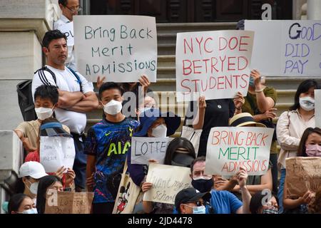 New York, Stati Uniti. 17th giugno 2022. Centinaia di studenti e genitori preoccupati si sono riuniti presso l'edificio del Dipartimento dell'Educazione di NYC a Lower Manhattan per richiedere il sistema di ammissione alla base dei meriti per la High School. (Foto di Ryan Rahman/Pacific Press) Credit: Pacific Press Media Production Corp./Alamy Live News Foto Stock