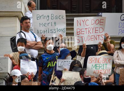 New York, Stati Uniti. 17th giugno 2022. Centinaia di studenti e genitori preoccupati si sono riuniti presso l'edificio del Dipartimento dell'Educazione di NYC a Lower Manhattan per richiedere il sistema di ammissione alla base dei meriti per la High School. (Foto di Ryan Rahman/Pacific Press) Credit: Pacific Press Media Production Corp./Alamy Live News Foto Stock