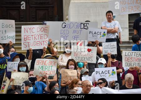 New York, Stati Uniti. 17th giugno 2022. Centinaia di studenti e genitori preoccupati si sono riuniti presso l'edificio del Dipartimento dell'Educazione di NYC a Lower Manhattan per richiedere il sistema di ammissione alla base dei meriti per la High School. (Credit Image: © Ryan Rahman/Pacific Press via ZUMA Press Wire) Credit: ZUMA Press, Inc./Alamy Live News Foto Stock