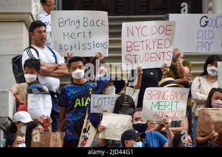 New York, Stati Uniti. 17th giugno 2022. Centinaia di studenti e genitori preoccupati si sono riuniti presso l'edificio del Dipartimento dell'Educazione di NYC a Lower Manhattan per richiedere il sistema di ammissione alla base dei meriti per la High School. (Credit Image: © Ryan Rahman/Pacific Press via ZUMA Press Wire) Credit: ZUMA Press, Inc./Alamy Live News Foto Stock