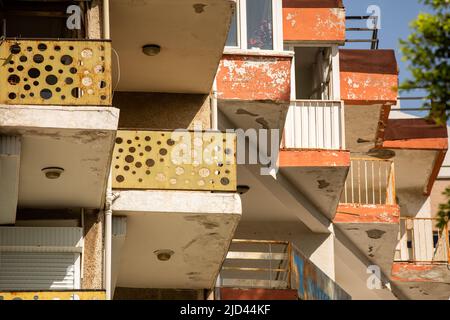 Due vecchi appartamenti l'uno accanto all'altro, vecchi edifici in Turchia Foto Stock