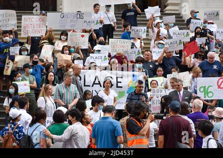 Centinaia di studenti e genitori preoccupati si sono riuniti presso l'edificio del Dipartimento dell'Educazione di New York a Lower Manhattan per richiedere il sistema di ammissione di base di merito Foto Stock