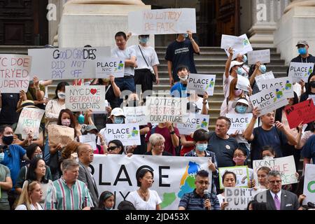 Centinaia di studenti e genitori preoccupati si sono riuniti presso l'edificio del Dipartimento dell'Educazione di New York a Lower Manhattan per richiedere il sistema di ammissione di base di merito Foto Stock