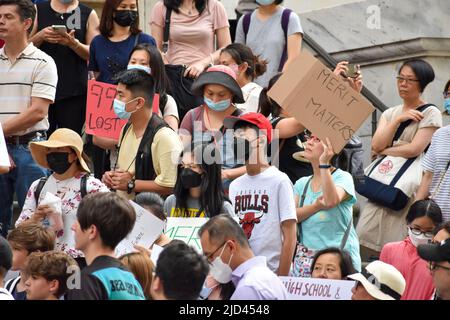 Centinaia di studenti e genitori preoccupati si sono riuniti presso l'edificio del Dipartimento dell'Educazione di New York a Lower Manhattan per richiedere il sistema di ammissione di base di merito Foto Stock