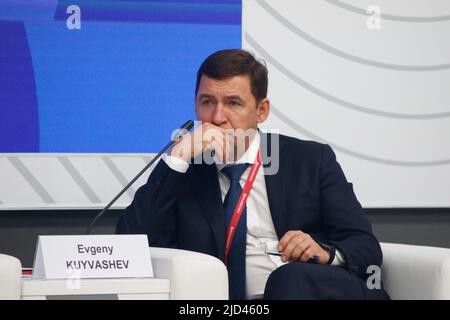 San Pietroburgo, Russia. 17th giugno 2022. Yevgeny Kuyvashev, Governatore della Regione di Sverdlovsk alla sessione grandi sfide del decennio della Scienza e della tecnologia nel quadro del Forum economico Internazionale di San Pietroburgo 2022 (SPIEF 2022). Credit: SOPA Images Limited/Alamy Live News Foto Stock