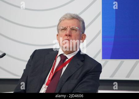 San Pietroburgo, Russia. 17th giugno 2022. Alexey Kudrin, Presidente, Accounts Chamber della Federazione Russa alla sessione grandi sfide del decennio Scienza e tecnologia nel quadro del Forum economico Internazionale di San Pietroburgo 2022 (SPIEF 2022). Credit: SOPA Images Limited/Alamy Live News Foto Stock