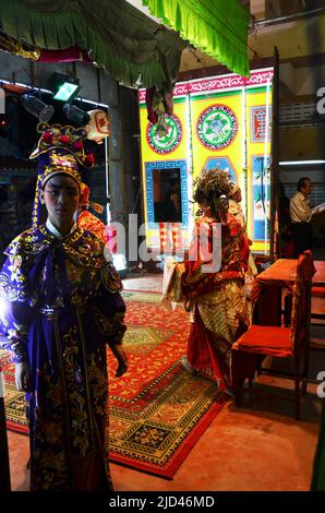 Il popolo tailandese di discendenza cinese recita recitazione attuale tradizionale cinese contemporanea opera classica per mostrare la gente locale in felice anno nuovo festiv Foto Stock