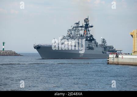 KRONSHTADT, RUSSIA - 28 LUGLIO 2019: Una grande nave anti-sottomarina 'Severomorsk' (progetto 1155) entra nella strada di Kronstadt. Parata Navale in onore del Th Foto Stock