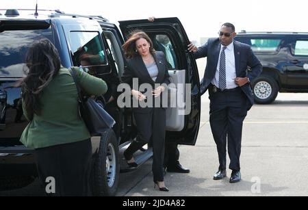 Pittsburgh, Pennsylvania, Stati Uniti. 17th giugno 2022. Il vicepresidente degli Stati Uniti Kamala Harris (C) ritorna all'aeroporto della contea di Allegheny dopo una visita a Pittsburgh dove ha discusso gli investimenti di Biden Administrations per rimuovere e sostituire i tubi di piombo a livello nazionale, a Pittsburgh, Pennsylvania, USA, 17 giugno 2022. Credit: David Maxwell/Pool via CNP/dpa/Alamy Live News Foto Stock