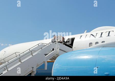 Pittsburgh, Pennsylvania, Stati Uniti. 17th giugno 2022. Il Vice Presidente degli Stati Uniti Kamala Harris (R) e il secondo Gentleman Douglas Emhoff (L) tornano all'aeroporto della contea di Allegheny dopo una visita a Pittsburgh, Pennsylvania, USA, 17 giugno 2022. Credit: David Maxwell/Pool via CNP/dpa/Alamy Live News Foto Stock