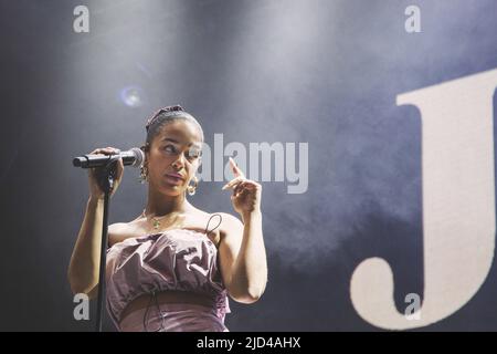 Jorja Smith suona dal vivo sul palco al festival Way out West a Slottsskogen, Gothenburg. Foto Stock