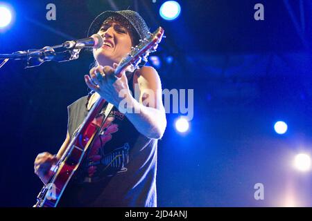 Joan come Policewoman (Joan Wasser) della band Dambuilders Rock si esibisce dal vivo sul palco a Roma. Foto Stock