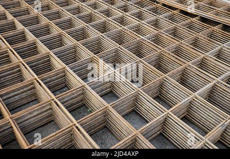 Rete metallica in acciaio impilata per lavori di calcestruzzo a lastre in cantiere Foto Stock