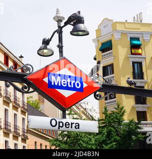 Ingresso alla stazione della metropolitana Opera in Plaza de Isabel II a Madrid, Spagna Foto Stock