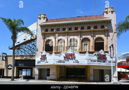 SANTA ANA, CALIFORNIA - 17 GIU 2022: Temple Zion (Chiesa Apostolica di Sion) sulla strada principale nel centro di Santa Ana, nel vecchio edificio del Teatro West Coast. Foto Stock