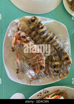 Foto di un gambero mantis, locusta di mare, killer di gamberi o splitter per pollice, un crostacei marini carnivori dell'ordine Stomatopoda servito su un piatto a Phi Foto Stock