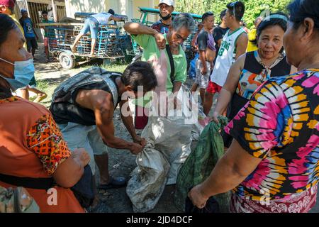 Zamboanguita, Filippine - Giugno 2022: Venditori di suini nel mercato Malatapay il 15 giugno 2022 a Zamboanguita, Negros Oriental, Filippine. Foto Stock