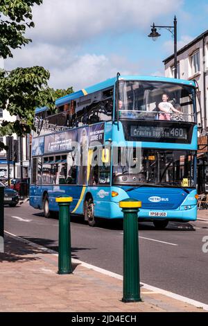 Epsom Surrey, Londra, 11 2022 giugno, Blue Double Decker Metro Bus Servizio di trasporto pubblico Foto Stock