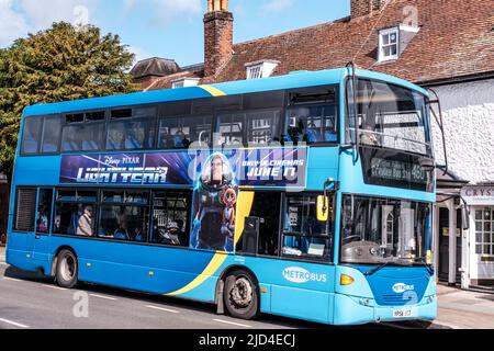 Epsom Surrey, Londra, 11 2022 giugno, Blue Double Decker Metro Bus Servizio di trasporto pubblico Foto Stock