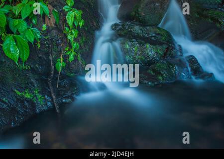 Foto dell'acqua che scorre tra le rocce, Aceh, Indonesia. Foto Stock