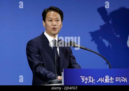 17 settembre 2018-Seoul, capo dello staff della Corea del Sud-Presidential im Jong-seok parla ai media durante un briefing in un centro stampa per il vertice intercoreano di Seoul, Corea del Sud. L'alto funzionario sudcoreano sta giocando la possibilità che il vertice intercoreano di questa settimana possa produrre importanti progressi negli sforzi volti a liberare la Corea del Nord dal suo programma nucleare. Foto Stock