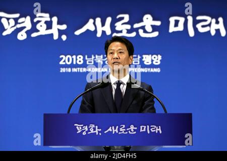 17 settembre 2018-Seoul, capo dello staff della Corea del Sud-Presidential im Jong-seok parla ai media durante un briefing in un centro stampa per il vertice intercoreano di Seoul, Corea del Sud. L'alto funzionario sudcoreano sta giocando la possibilità che il vertice intercoreano di questa settimana possa produrre importanti progressi negli sforzi volti a liberare la Corea del Nord dal suo programma nucleare. Foto Stock