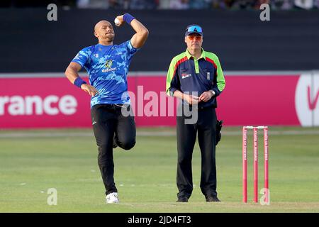 Tymal Mills in azione di bowling per Sussex durante Essex Eagles vs Sussex Sharks, Vitality Blast T20 Cricket al Cloud County Ground il 17th giugno 2022 Foto Stock