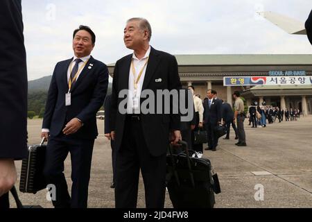 Settembre 18, 2018-Seoul, Corea del Sud-Choi Tae ha vinto del gruppo SK CEO (Front Left) arriva alla base militare di Sungnam per un capo a Pyeongyang in Corea del Sud. Il presidente sudcoreano Moon Jae-in partì per Pyongyang martedì per un vertice storico con Kim Jong-un che mirava a mediare i negoziati nucleari in stallo tra Stati Uniti e Corea del Nord e a far progredire le relazioni intercoreane. Foto Stock