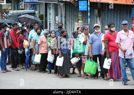 Colombo, Sri Lanka. 17th giugno 2022. La gente si accafila per ottenere cherosene per cucinare a causa della scarsità di gas a Colombo, Sri Lanka, 17 giugno 2022. Credit: Ajith Perera/Xinhua/Alamy Live News Foto Stock