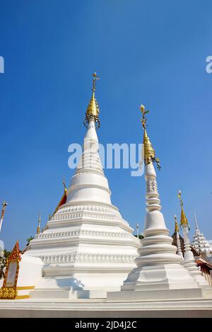 Gruppo di splendida pagoda in stile Mon o Phra Mu Tao a Wat Chomphuwek storico Tempio buddista, Provincia di Nonthaburi, Thailandia Foto Stock