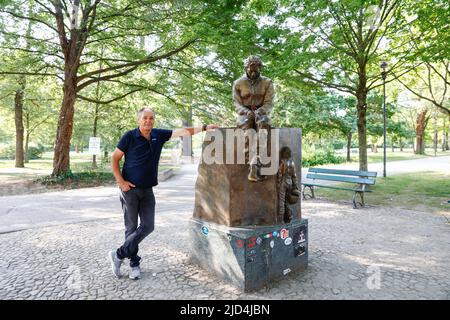 Imola, Italia. 18th giugno 2022. DTM Imola 2022, Gerhard Berger (DTM, ITR) visitare Ayrton Senna Memorial Monument Credit: dpa/Alamy Live News Foto Stock