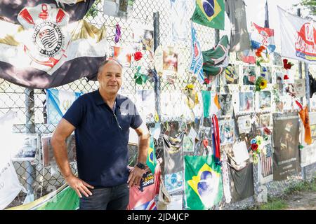 Imola, Italia. 18th giugno 2022. DTM Imola 2022, Gerhard Berger (DTM, ITR) visitare Ayrton Senna Memorial Monument Credit: dpa/Alamy Live News Foto Stock