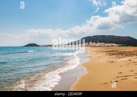 Una vista lungo Golden Beach sulla penisola di Karpas a Cipro Foto Stock