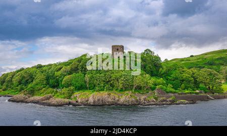 A bordo del traghetto da Oban all'Isola di Mull - Castello di Dunollie all'ingresso del Porto di Oban Foto Stock