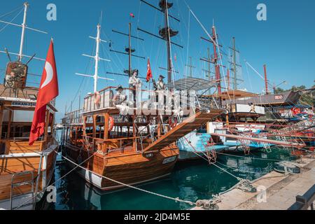 16 maggio 2022, Antalya, Turkiye: Navi turistiche pirata al molo nel porto turistico. Foto Stock